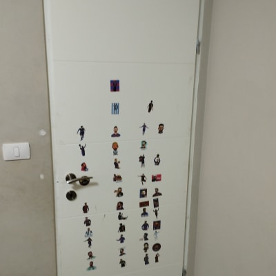 דלת לבנה עם מדבקות צבעוניות רבות