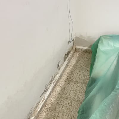 קיר עם צבע מקולף