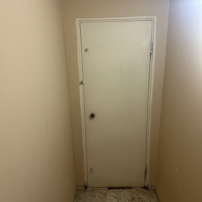 דלת עם ידית וחור מנעול