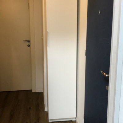 מסדרון עם דלתות עץ ורצפת עץ כהה