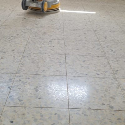 מכונת פוליש על רצפת אריחים מבריקה