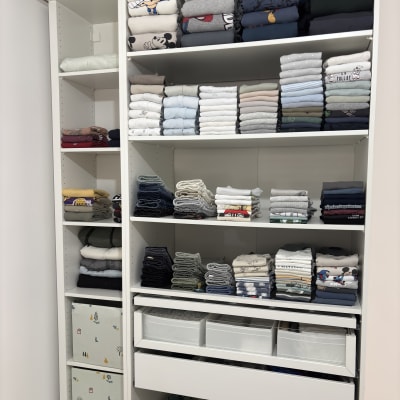 ארון בגדים מסודר עם בגדים מקופלים ונעליים
