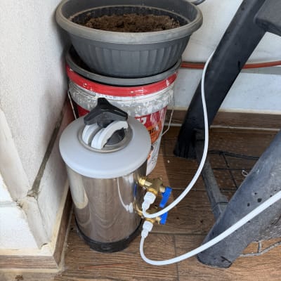 מערכת סינון מים עם צינורות וחיבורים