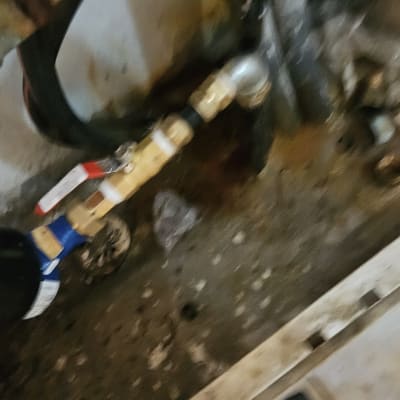 צנרת מים עם ברזים וחיבורים
