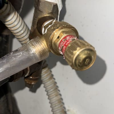 שסתום ומחברים בצנרת מתכת