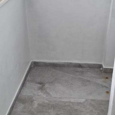 קירות ורצפה צבועים בגוון אפור