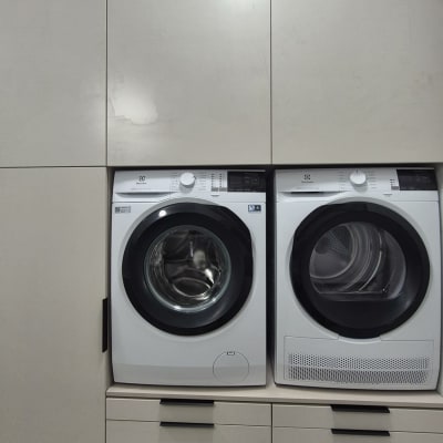 ארונות כביסה עם מכונת כביסה ומייבש