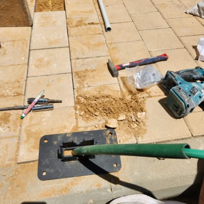 כלי עבודה חשמליים, פטיש, צינור פלסטיק על רצפה