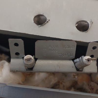 חלק מתכת עם חיבורים חשמליים וברגים