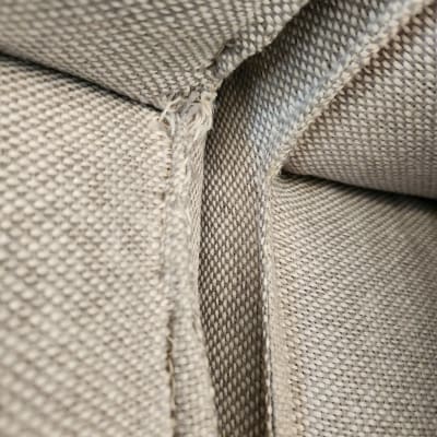 תפרים בבד ריפוד אפור עם קצוות פרומים