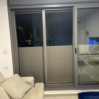 מסגרת אלומיניום לחלון הזזה עם וילון אפור