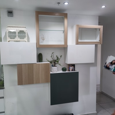 ארונות תלויים על קיר עם דלתות זכוכית ועץ