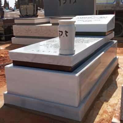 מצבות עם כיתוב בעברית בבית קברות