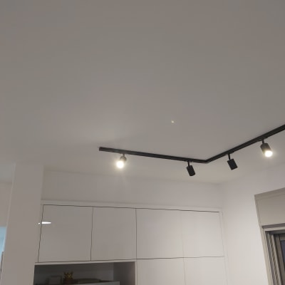 תקרה עם גופי תאורה על מסילת מתכת שחורה