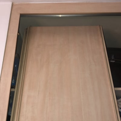 דלת עץ חלקה עם מסגרת עץ