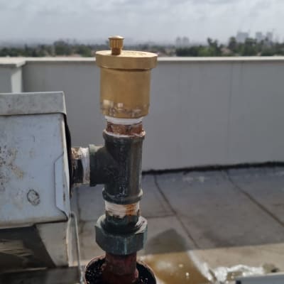 שסתום פליז על צינור דוד שמש בגג