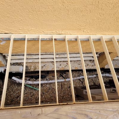 צינורות חשופים מתחת לסורגי מתכת