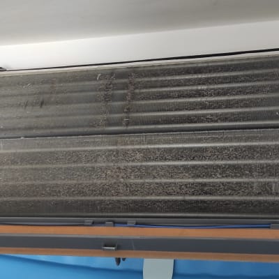 יחידת מיזוג אוויר עם סוללה מלוכלכת