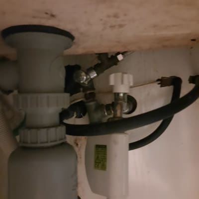 צינורות ואביזרי אינסטלציה מתחת לכיור