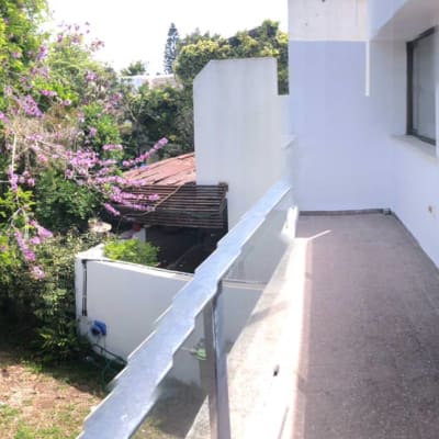 מרפסת עם קיר צבוע בלבן וחלון