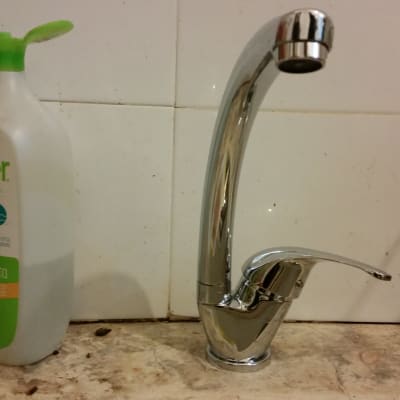 ברז כרום מותקן על משטח מטבח