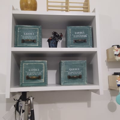 מדף עם קופסאות עץ, כלי מטבח תלויים