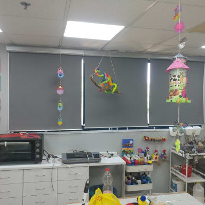 חדר עבודה עם כלים וציוד יצירה על שולחן