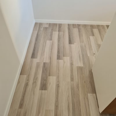 רצפת פרקט עץ בגוונים בהירים בחדר קטן