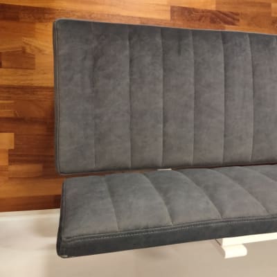 ספסל מרופד על רצפת עץ