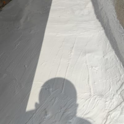 משטח אטום בלבן עם חומר איטום טרי