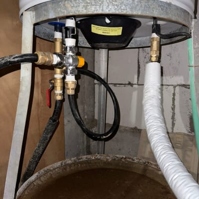 צנרת ומחברים מתחת לדוד שמש