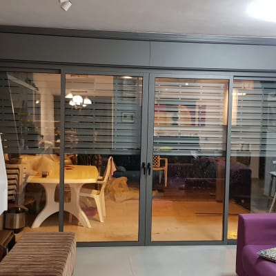 דלתות אלומיניום עם תריסים פנימיים