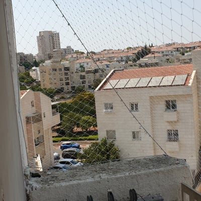 רשת למניעת כניסת יונים על מרפסת