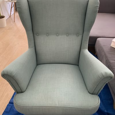 כורסה ירוקה על יריעת פלסטיק כחולה