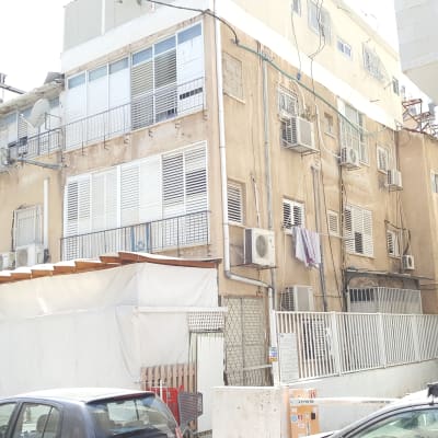 בניין עם מזגנים תלויים על הקירות החיצוניים