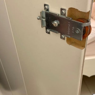 מנגנון גלגלת לדלת הזזה עם מסילה