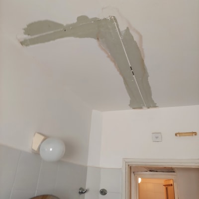 תיקון תקרה עם טיח וצביעה חלקית