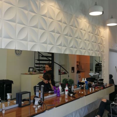 מספרה עם קיר תלת מימד ותאורה מודרנית