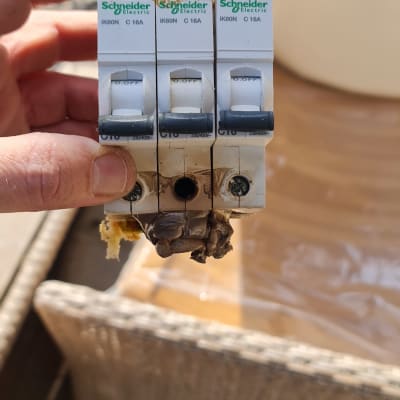 מפסקי חשמל של שניידר אלקטריק עם נזק חום