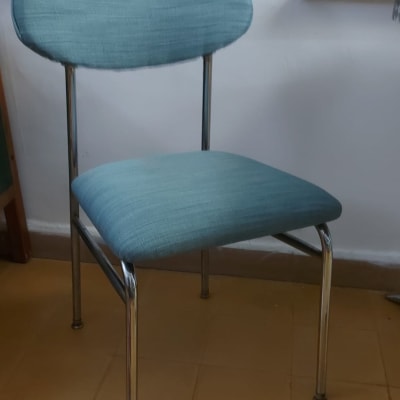 כיסא מרופד בבד כחול עם רגלי מתכת