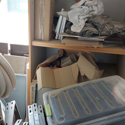 ארגזים וציוד מאוחסנים במדף, ללא ציוד הדברה נראה לעין