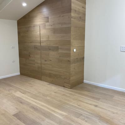 רצפת פרקט עץ בהירה וקיר עץ תואם