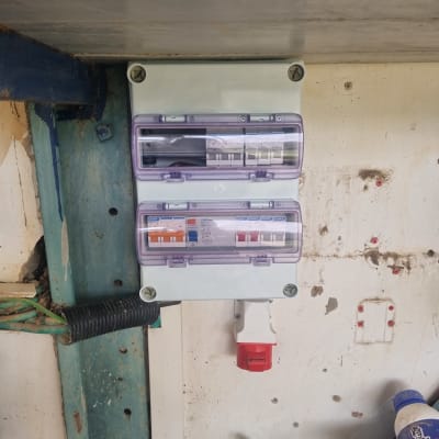 לוח חשמל עם מפסקים וכבלים חשמליים