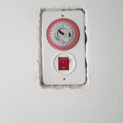 שעון טיימר חשמלי עם מתג הפעלה אדום