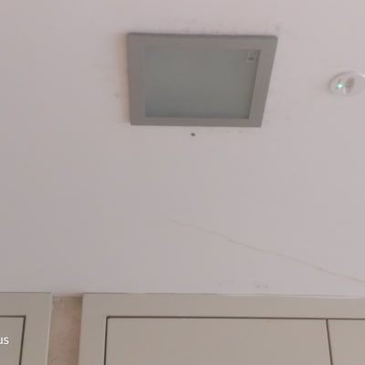 החליף את התאורה המרובעת שהיבהבה. לידה הוסיף נק. תאורת חירום.