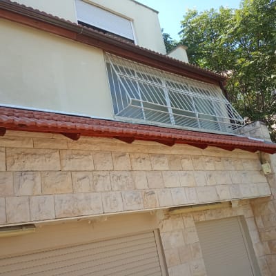 גג רעפים אדום עם מרזב חום