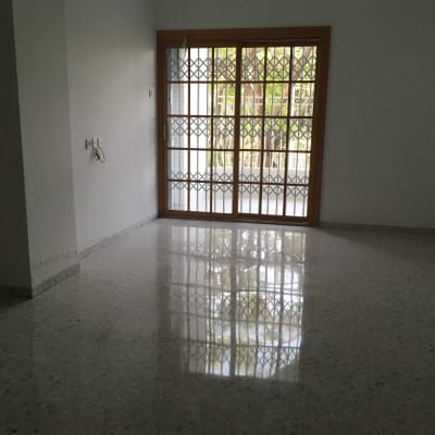 רצפה נקייה ומבריקה בחדר ריק עם חלון גדול