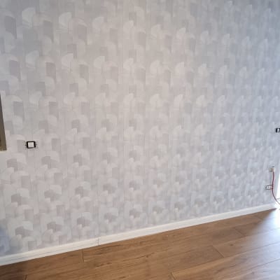 טפט עם דוגמת קשתות בגווני אפור ולבן