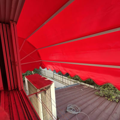 סוכך אדום עם קפלים על גג מתכת