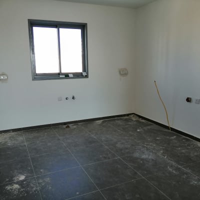 שקעי חשמל על קיר, חוט חשמל צהוב